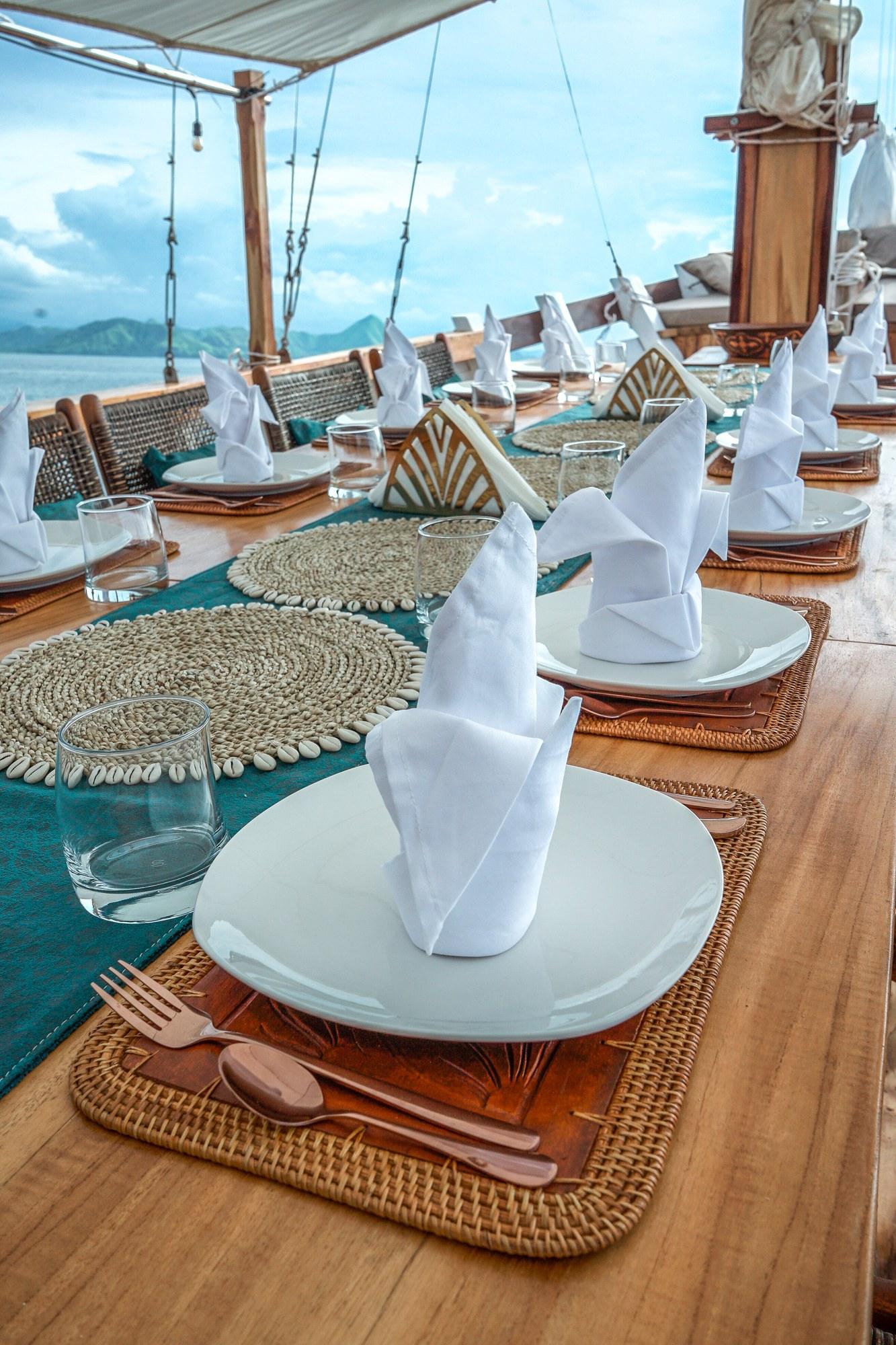 Outdoor dining area – Vinca Deluxe Phinisi
