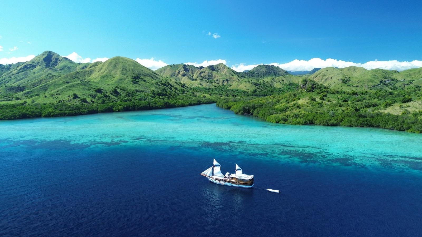 Vinca Deluxe Phinisi – Best time to visit Komodo by boat: sea, visibility, mantas and crowds by month