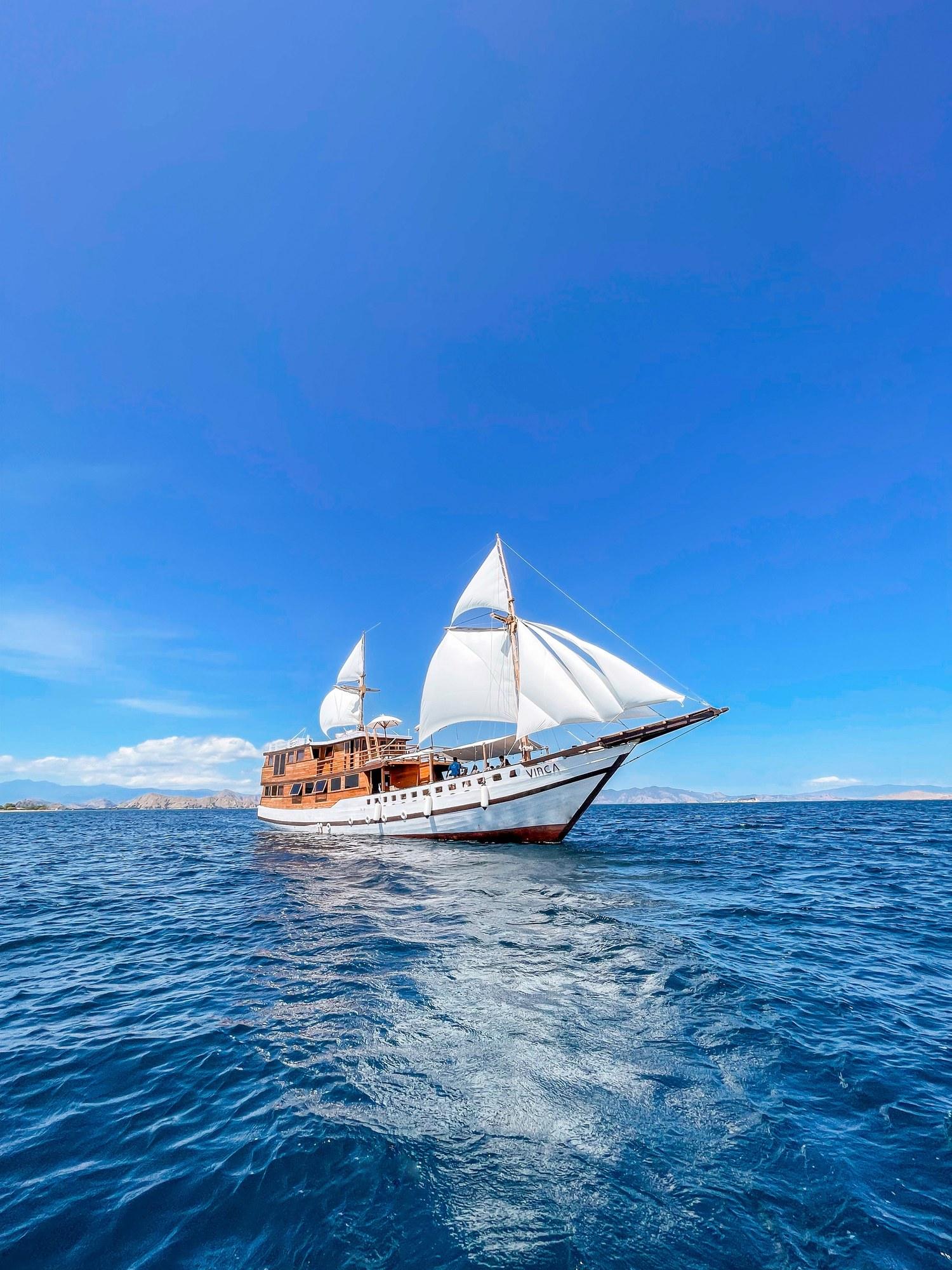 Vinca Deluxe Phinisi – 31 m Komodo luxury phinisi, listed bed by bed and system by system