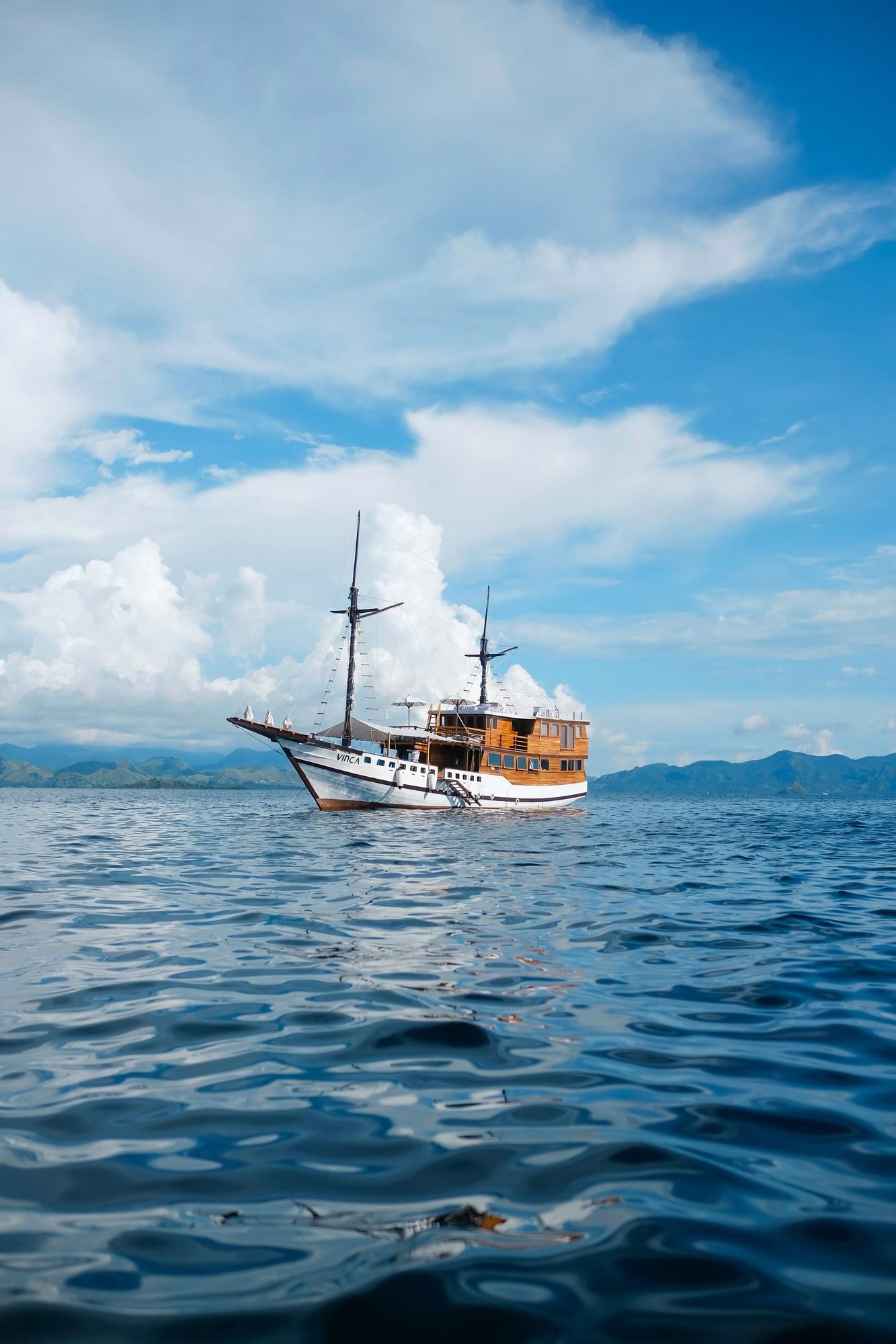 Vinca Deluxe Phinisi – Komodo 3 days 2 nights aboard Vinca, hour by hour