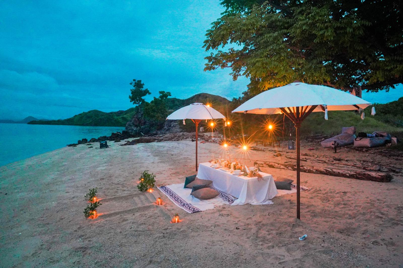 Beach dinner – Vinca Deluxe Phinisi