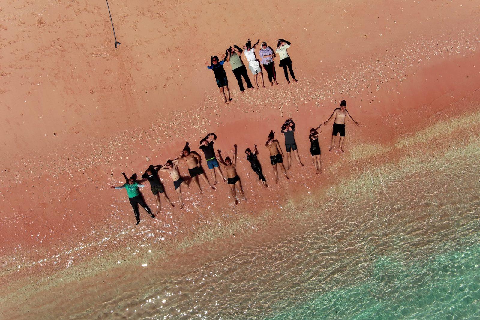 Pink Beach – Aerial, large group formation on pink sand (Real photo from a KEXI trip)