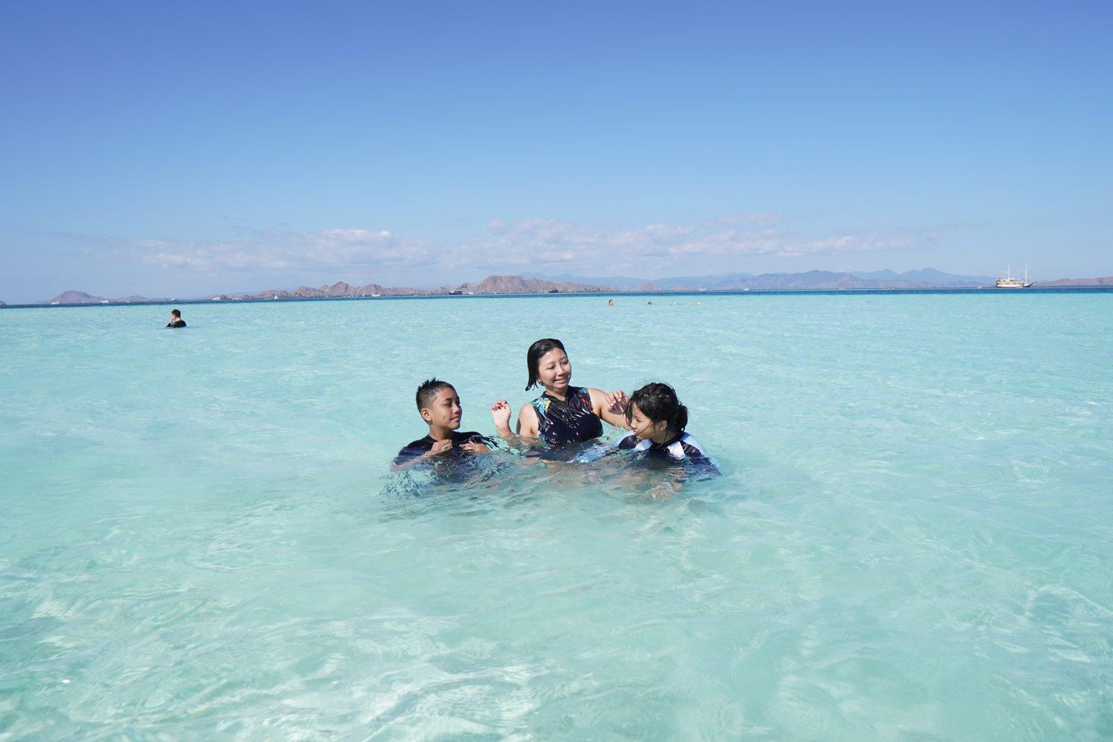 Taka Makassar – group swimming on white sandbar (Real photo from a KEXI trip)