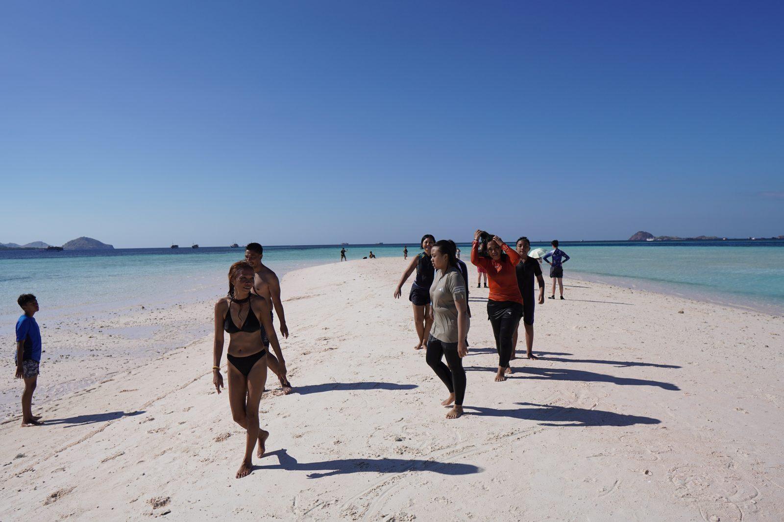Taka Makassar – group walking on white sandbar (Real photo from a KEXI trip)