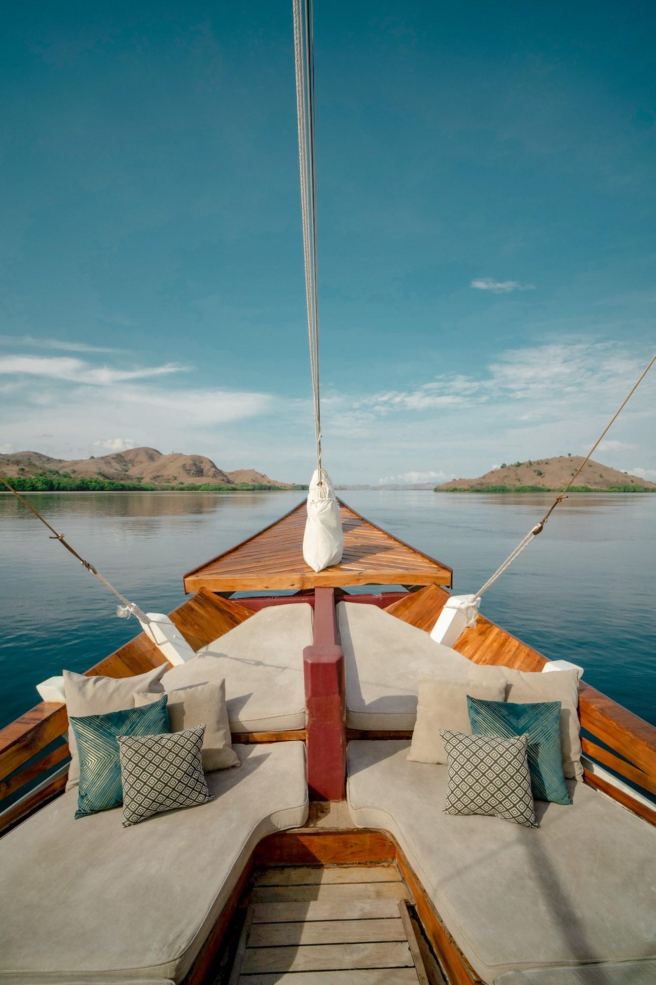 Main deck lounge – Vinca Deluxe Phinisi