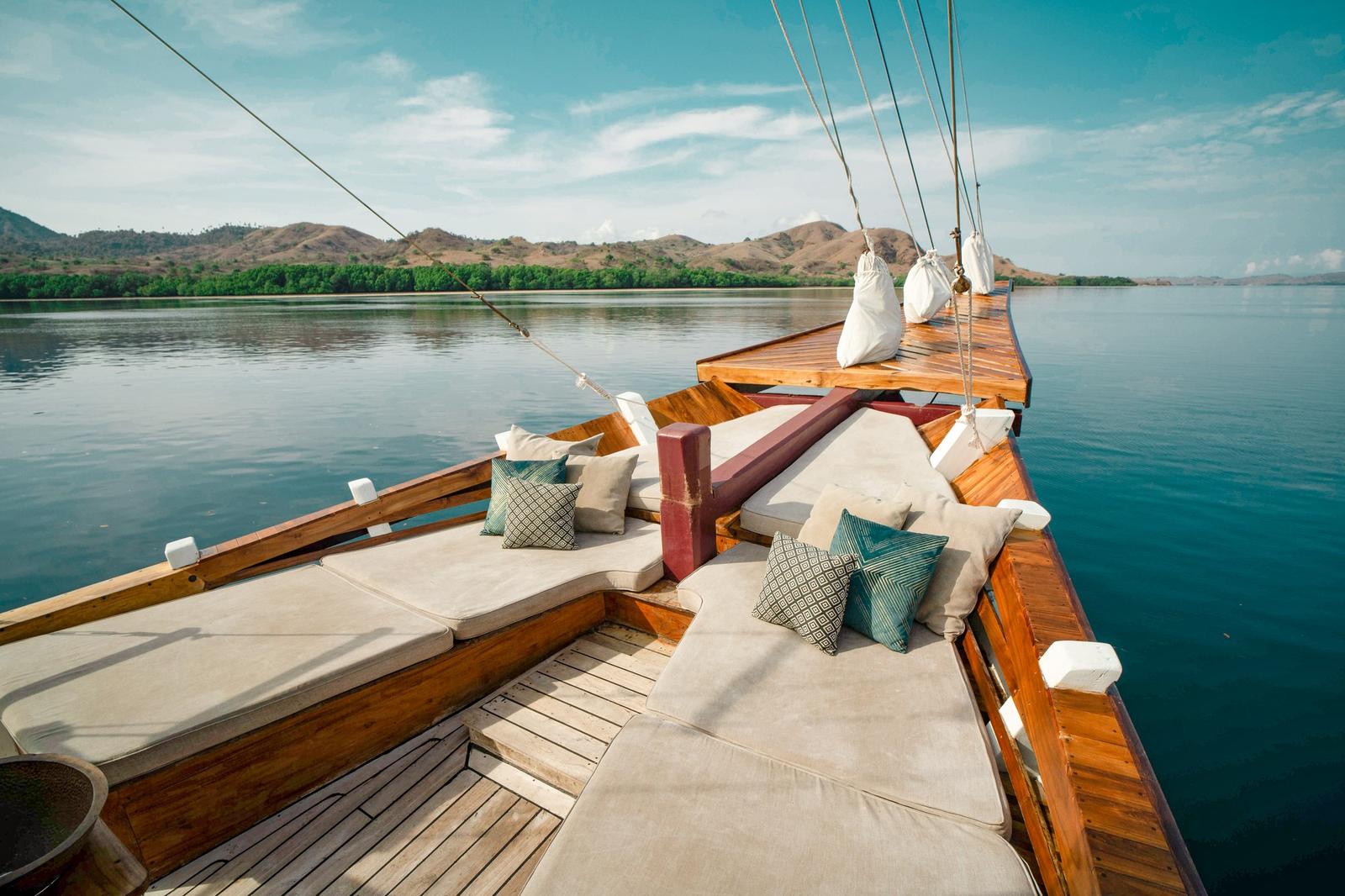 Main deck lounge – Vinca Deluxe Phinisi